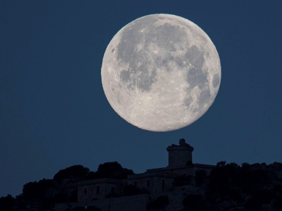 A qué hora se podrá ver la Luna de Nieve en la Argentina hoy y por qué se llama así