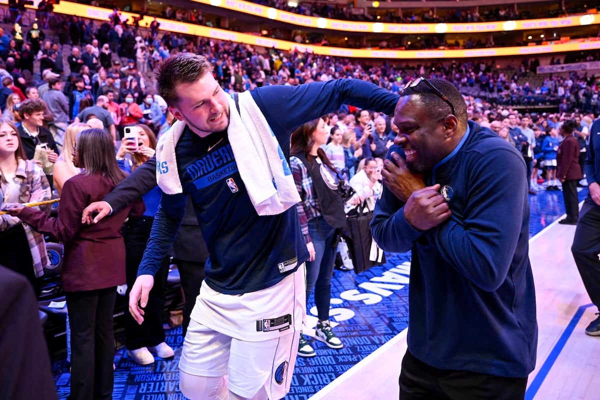 Escándalo en la NBA: arrestaron a un ex jugador y asistente de Dallas Mavericks por agredir con un arma a una mujer