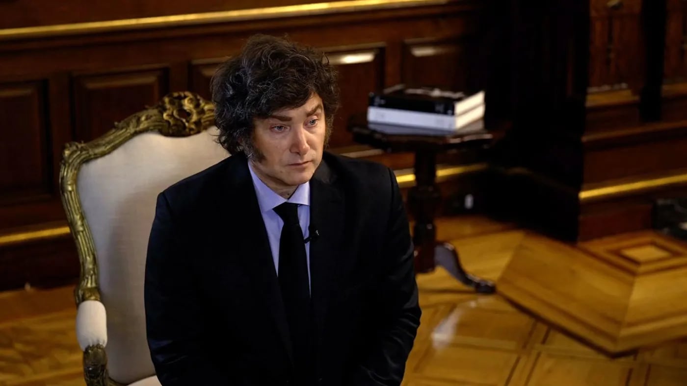 Milei intenta superar la peor crisis y reconoció por primera vez fallas en su sistema de toma de decisiones