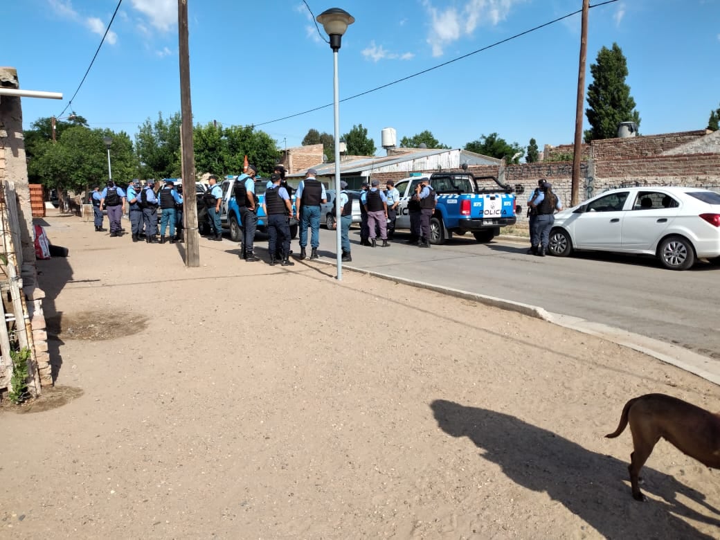Operativos en Cutral Co: secuestran armas, municiones y un chaleco antibalas