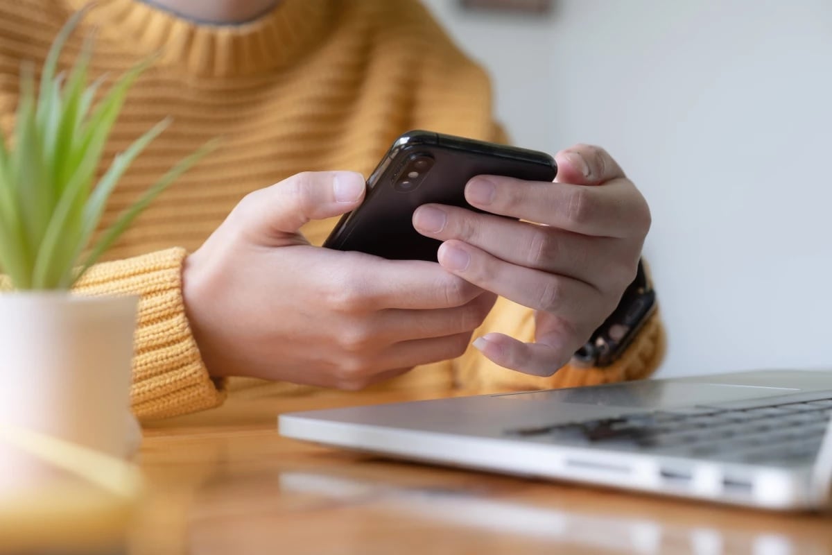 Un estudio revela cómo dejar de usar internet en el celular mejora la salud mental