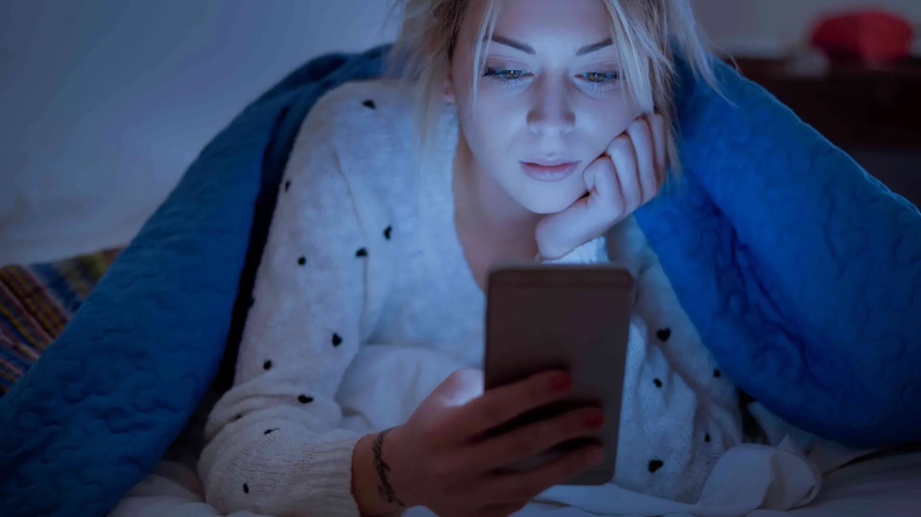 Pantallas y envejecimiento prematuro: cómo la luz azul afecta tu piel y qué hacer al respecto.
