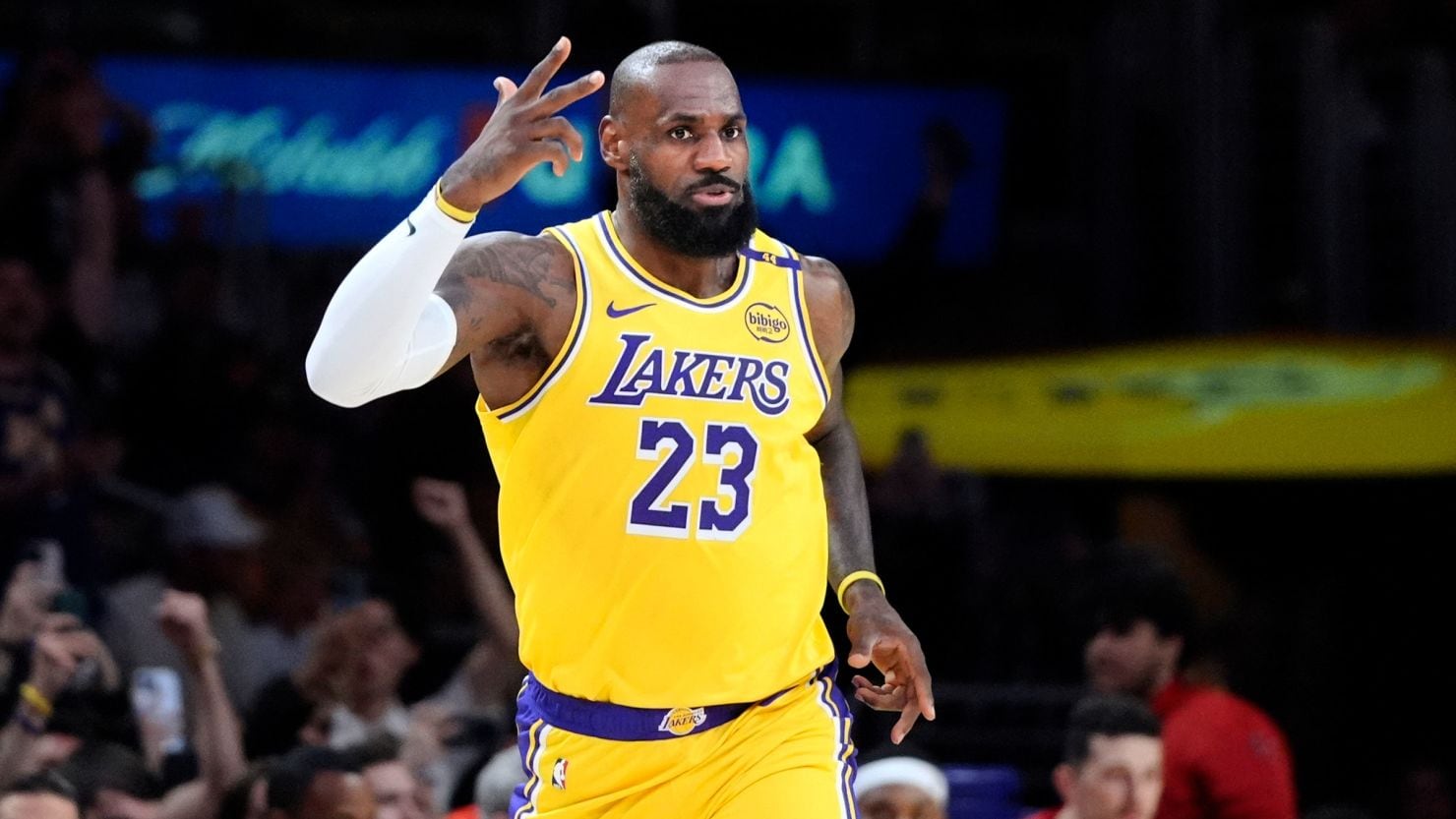 LeBron James se convirtió en el único jugador de la historia de la NBA con 50.000 puntos combinados