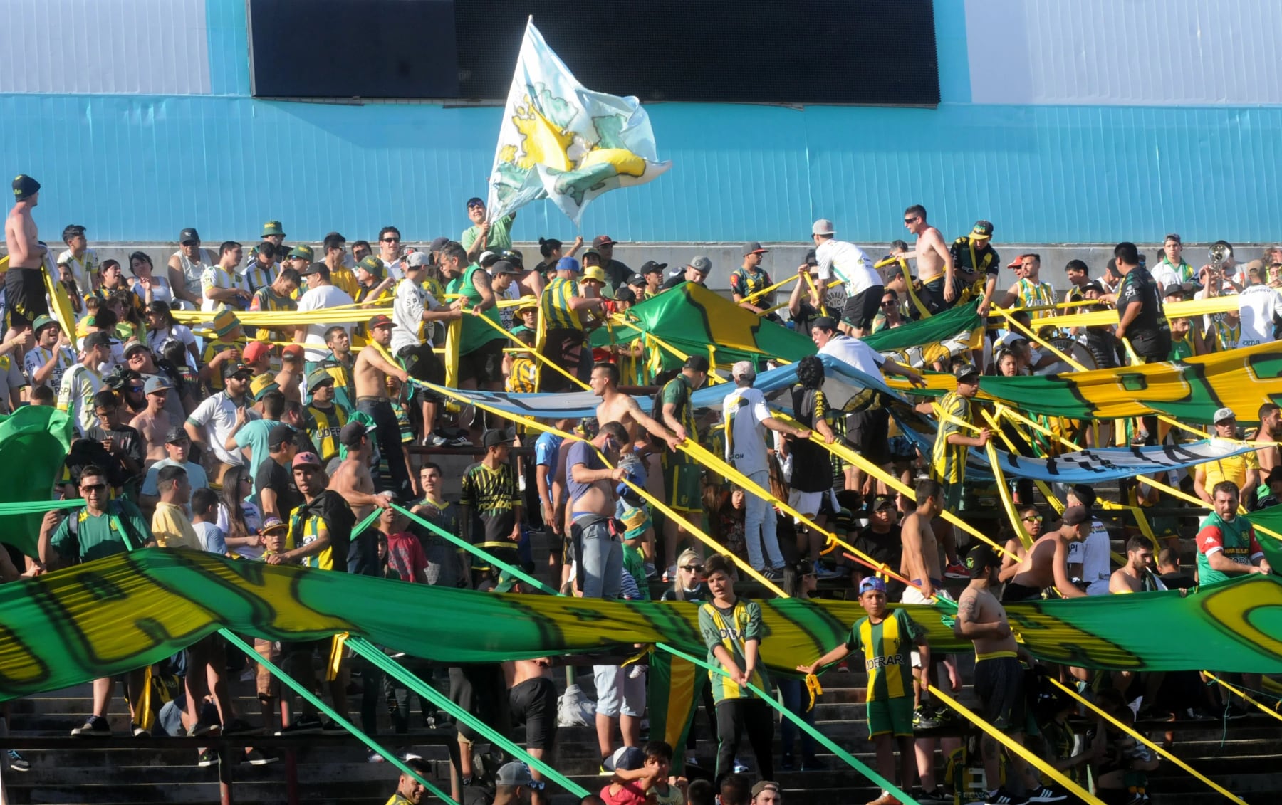 Detuvieron al jefe de la barra de Aldosivi y a su hijo por el robo de dos autos
