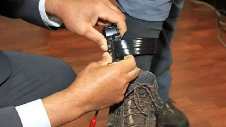 Un asesino se sacó la tobillera electrónica y huyó en silla de ruedas