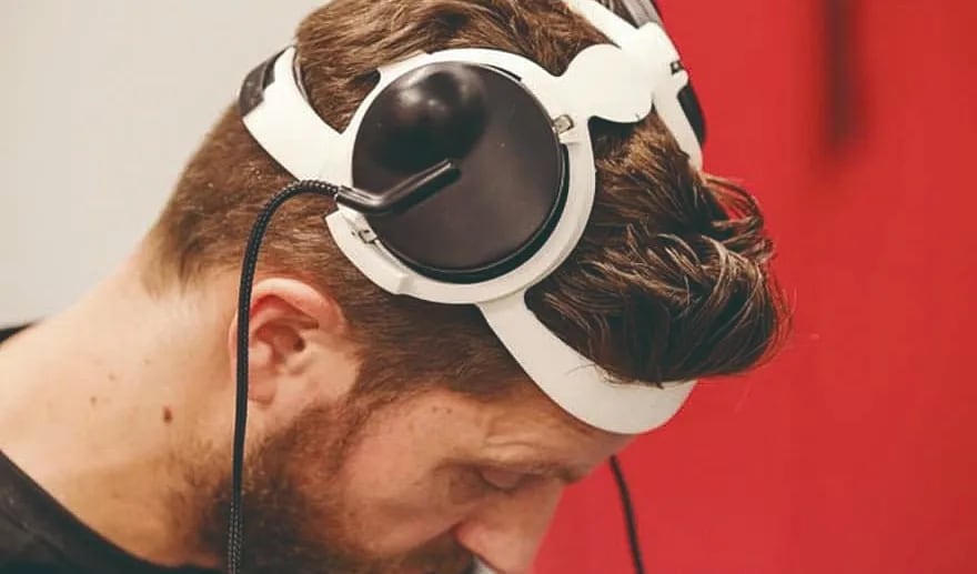 Innovador Implante Cerebral Traduce Pensamientos en Habla Casi Instantánea
