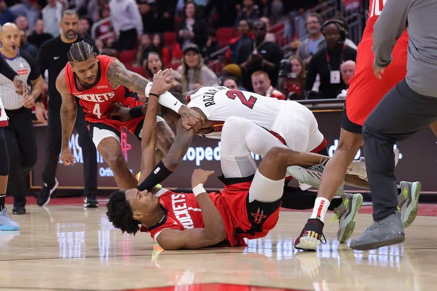 Escándalo en la NBA: batalla campal y siete expulsados en Houston Rockets vs Miami Heat