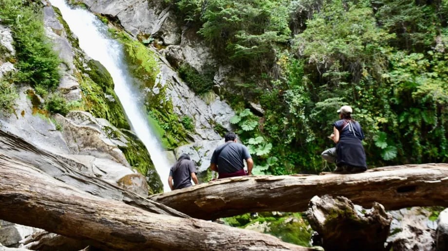 Sendero Mágico a la Cascada Escondida en Villa Traful para Semana Santa