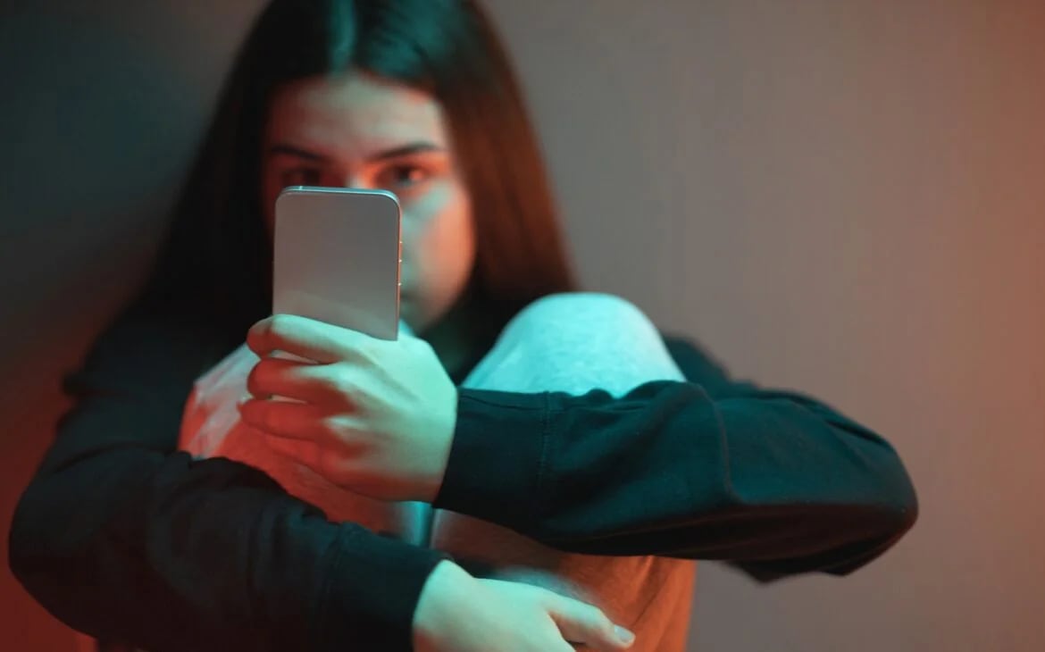 Soledad y exceso de pantallas: una combinación que afecta la salud mental juvenil