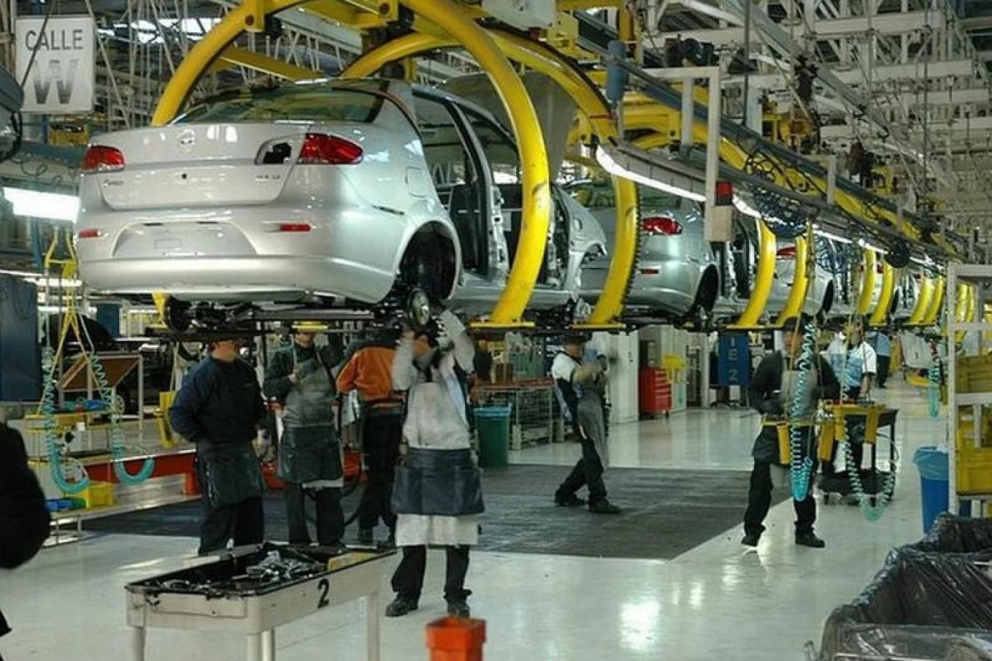 Advierten que la economía podría desacelerarse si el dólar sigue bajo y la inflación sube