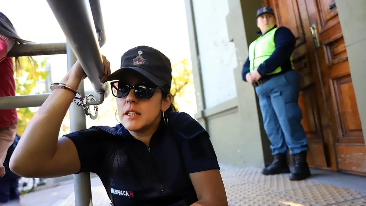 Acusó a sus superiores por violencia y se encadenó a la Casa de Gobierno de Neuquén