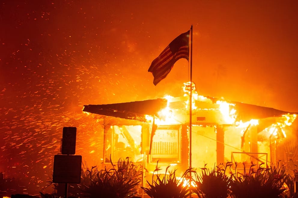 Los incendios forestales obligan a Hollywood a cancelar eventos y a los famosos a evacuar sus casas