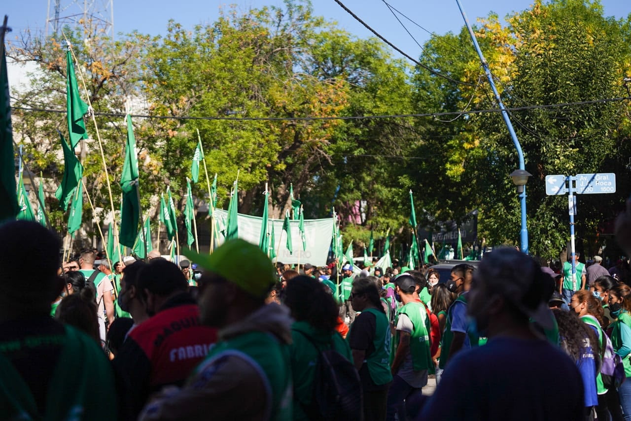 ATE Río Negro adelanta su plenario en medio de movilizaciones en Roca y Bariloche