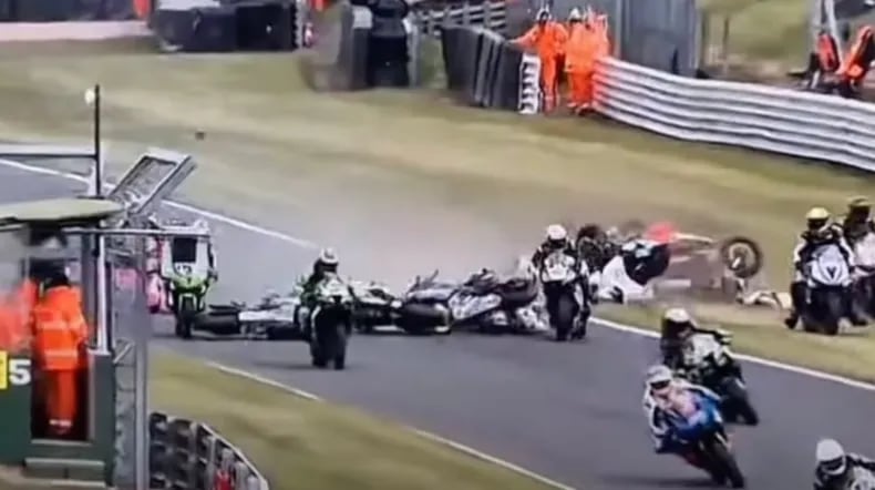 Fatalidad en las Pistas: Dos Motociclistas Pierden la Vida en Accidente Masivo