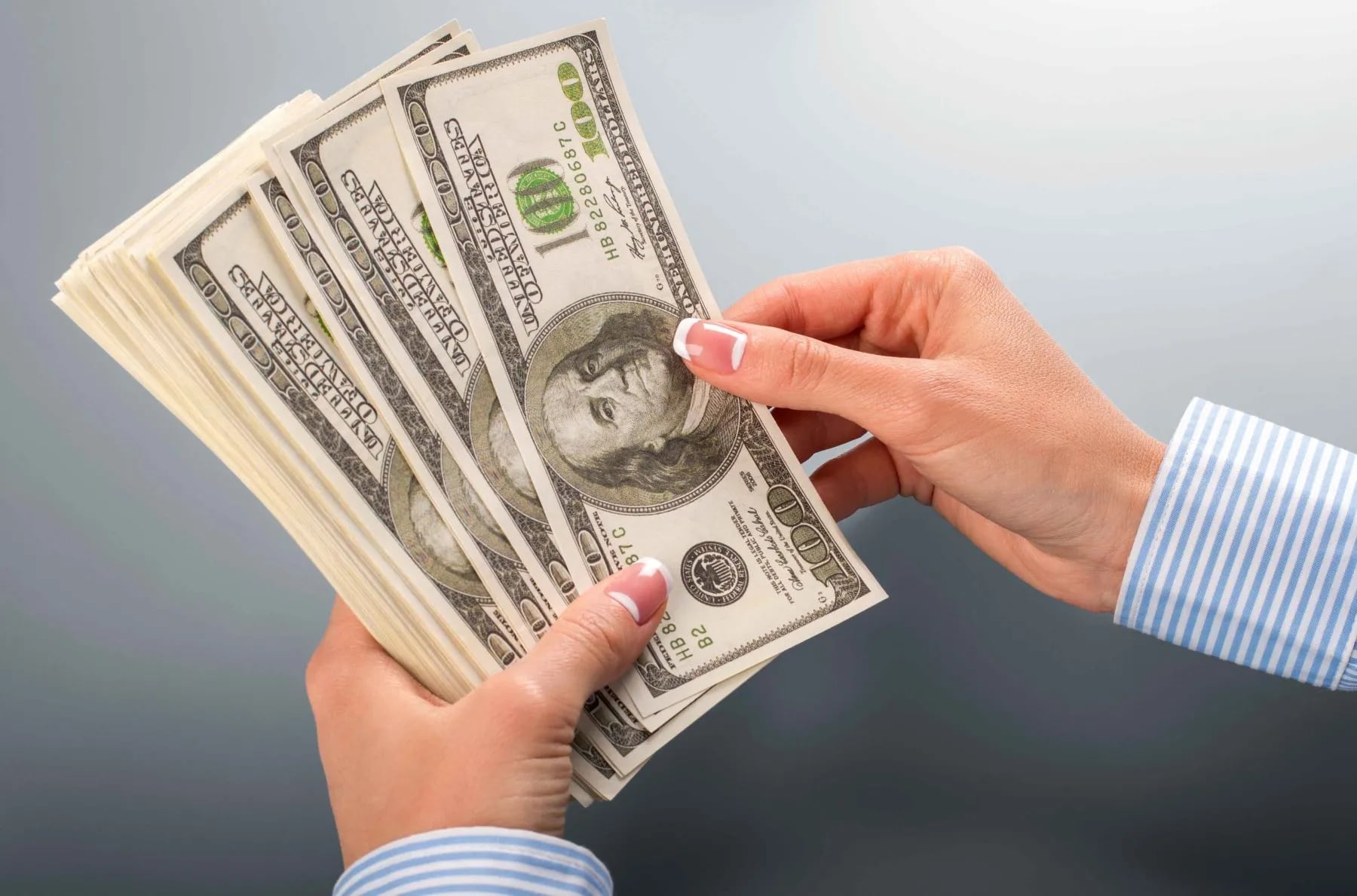 Fuerte baja del dólar ante la expectativa por el “neo blanqueo”