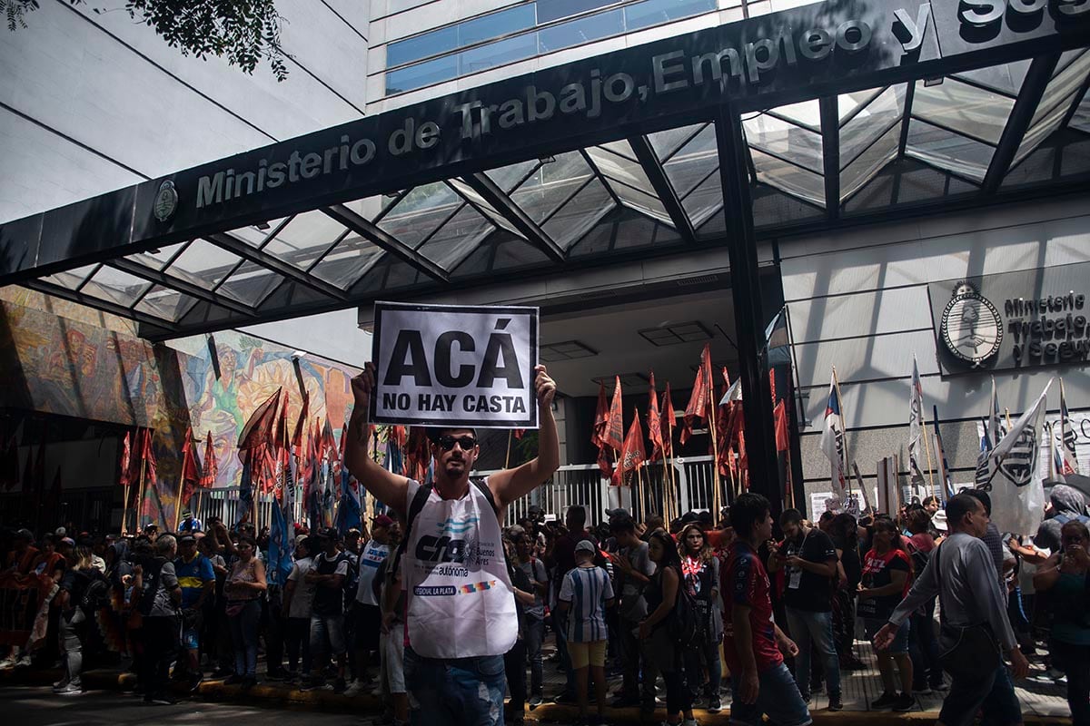 Movimientos sociales marchan a Trabajo para exigir suba del Salario Social Complementario