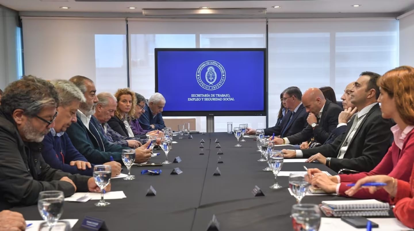 Buscan que las paritarias se discutan por empresa e impulsan cambios que elevarán la tensión con los gremios