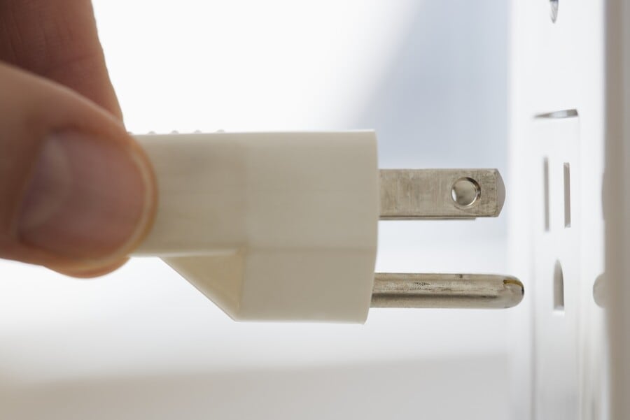 El Misterio de los Agujeros en los Enchufes Eléctricos: ¿Para Qué Sirven?