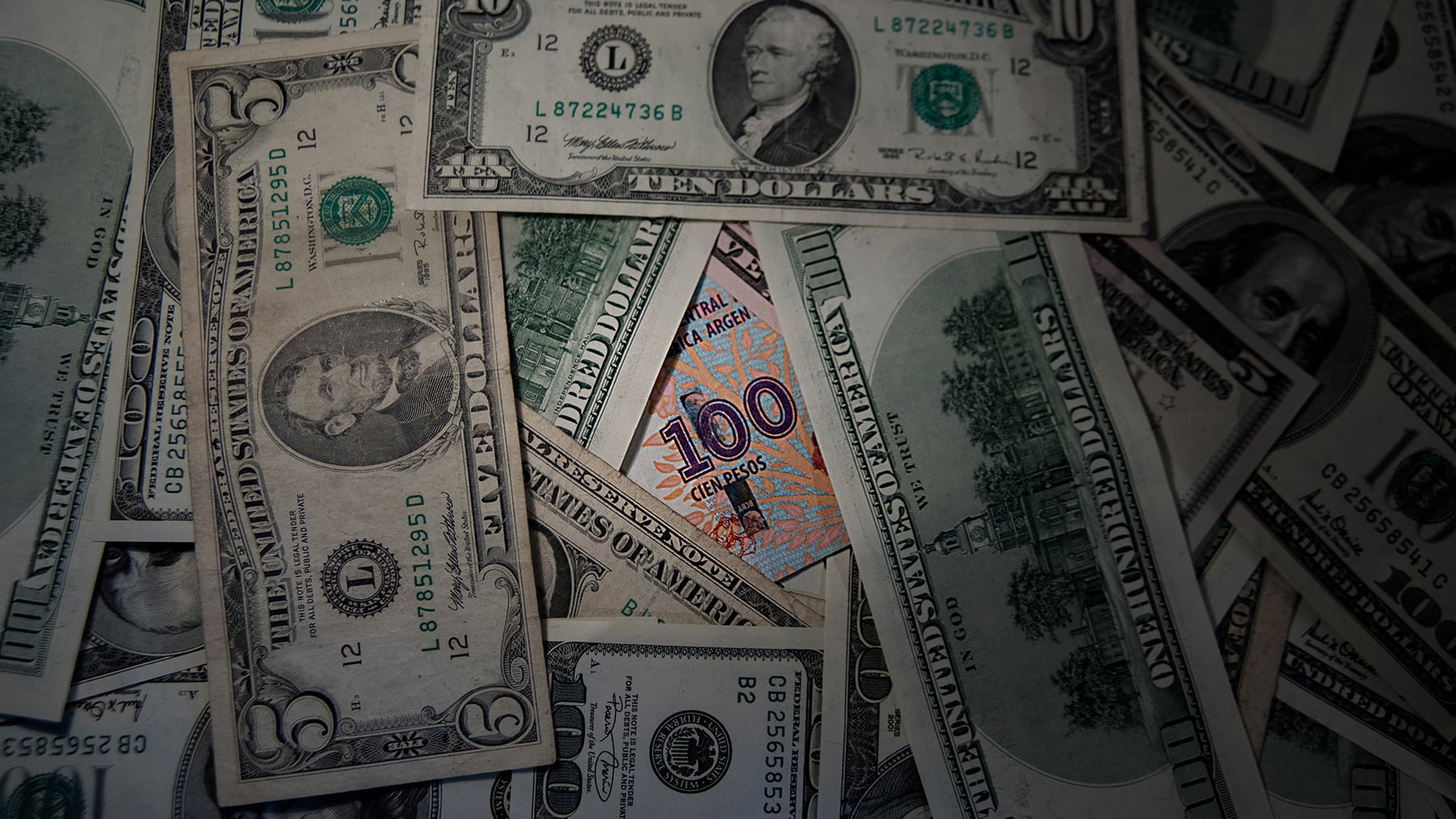 ¿Qué factores impulsarían a los argentinos a usar sus ahorros en dólares?