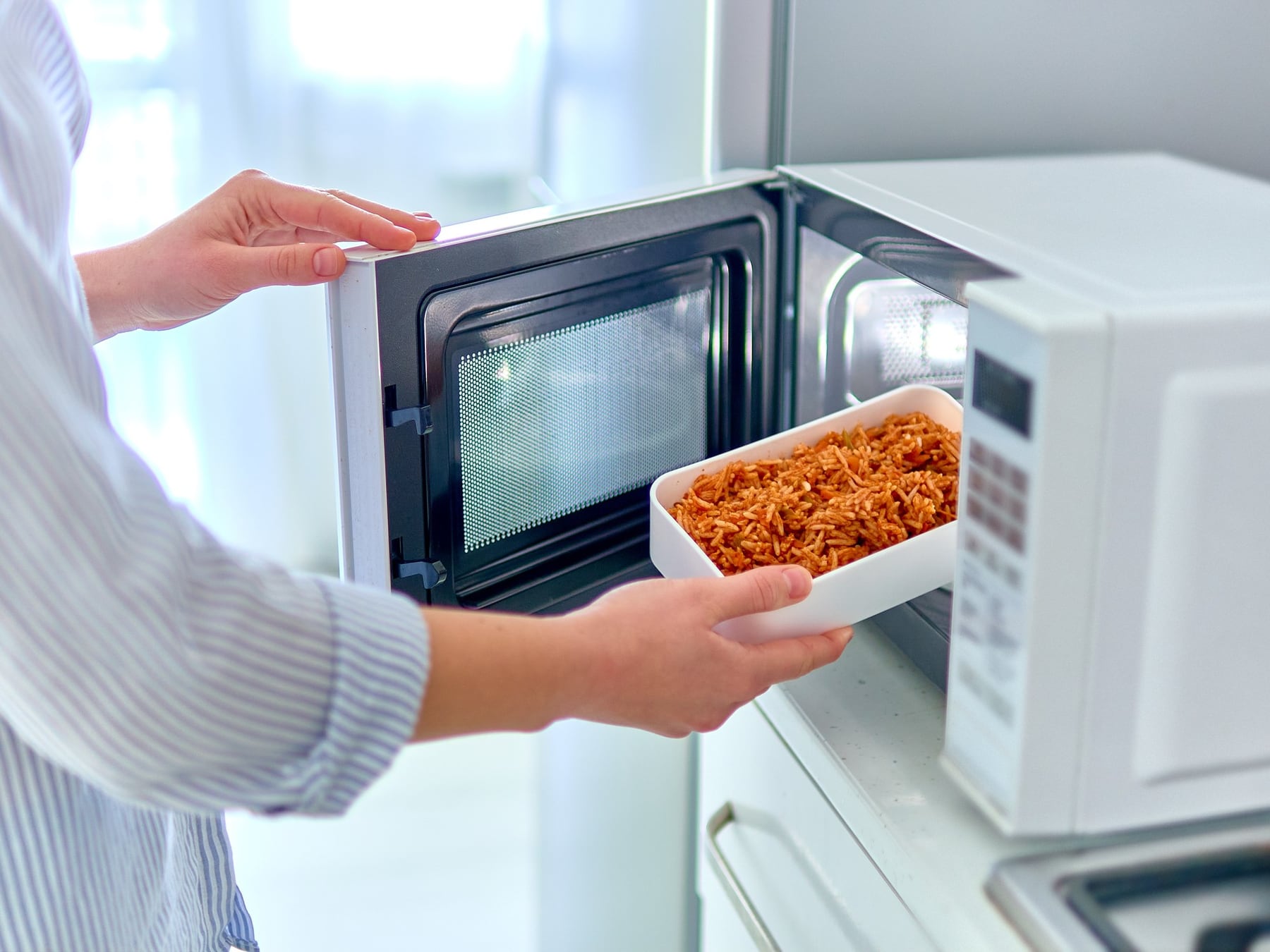 ¿Recalentar en microondas arruina el valor nutricional de los alimentos?